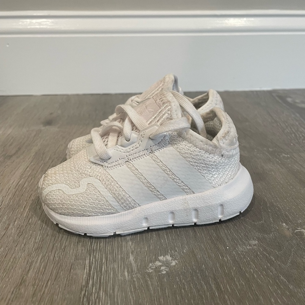 Adidas Toddler Sneakers in White Size 5